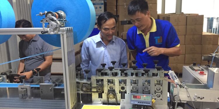 Hỗ trợ ứng dụng máy móc thiết bị tiên tiến trong sản xuất khẩu trang từ vải không dệt