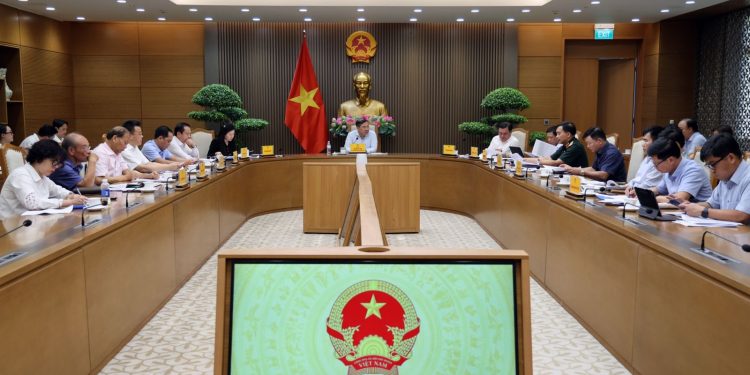 Phó Thủ tướng Thường trực chủ trì cuộc họp với Bộ Công Thương về việc hoàn thiện dự thảo Nghị định trong kinh doanh xăng dầu