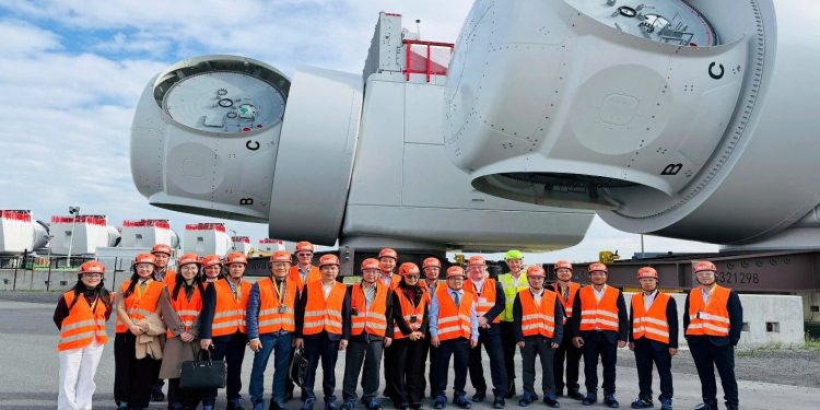 Thứ trưởng Trương Thanh Hoài khảo sát nhà máy sản xuất Nacelle và làm việc với Siemens Energy tại Cuxhaven